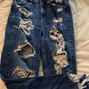 Super cute American Eagle ripped jeans!